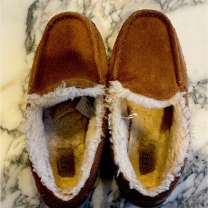 Ugg Unisex Size 6 Chesnut color Slippers